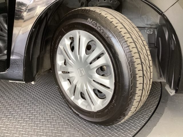 純正スチールホイール175/65R15には専用ホイールトリム（カバー）を装着しております。足元を引き立てます。