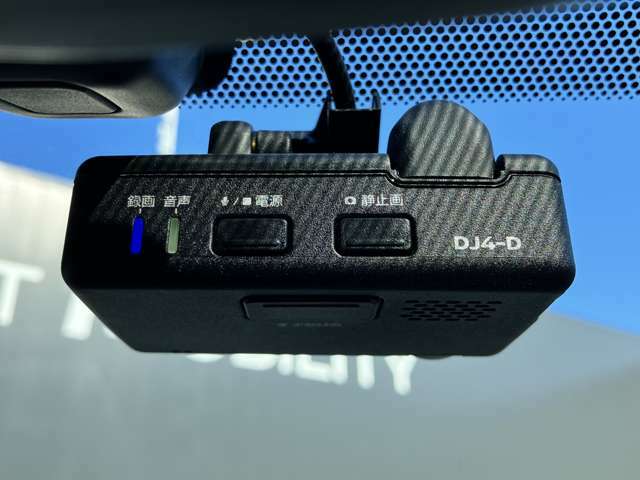 ドライブレコーダー。映像と音声で運転を記録してくれるので万が一の時にも安心です。