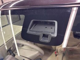 【スズキ　セーフティサポート】走行中に前方の車両等を認識し、衝突しそうな時は警報とブレーキで衝突回避と被害軽減をアシスト。より安全にドライブをお楽しみいただけます。