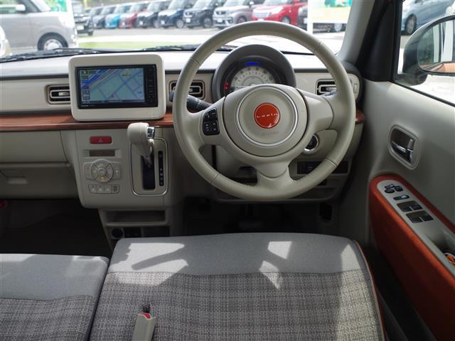 【運転席】座り心地が良いシートなので長時間の運転でも快適にお過ごしいただけます。新品のフロアマットのご注文も可能です。掲載箇所以外にご希望の写真がございましたらお気軽にお問い合わせ下さい。