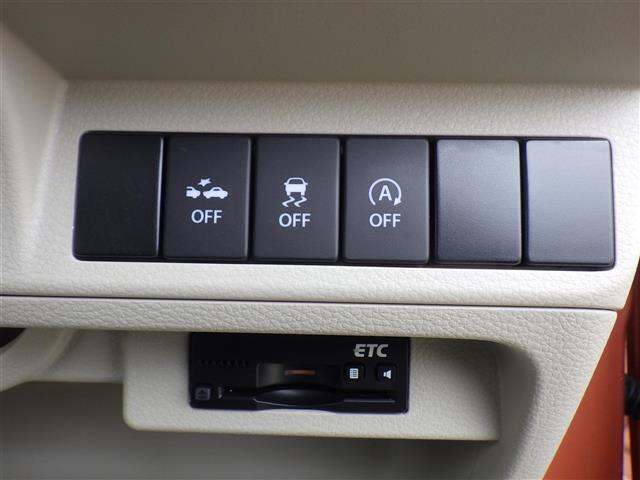【ETC】有料道路を利用する際に料金所で停止することなく通過できる、ETC車載器（ノンストップ自動料金収受システム機器）が装備されています。セットアップを行うことで利用可能になります。