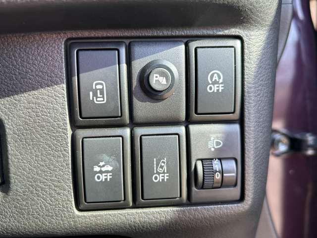 運転席に操作スイッチは集約されてます。