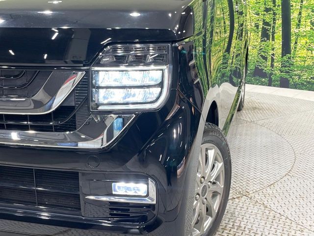 【LEDヘッドライト】悪天候や夜間走行時も良好な視界を確保し安心して運転できる高輝度LEDヘッドライトを装備！点灯速度が早く、消費電力も抑えられています。