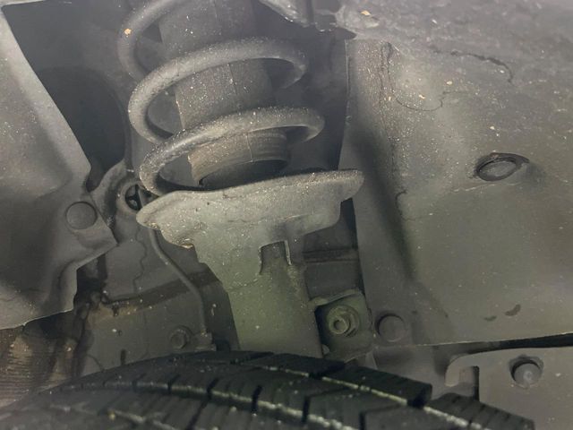 お車を安心してお乗りいただく為には、足回りの定期点検が欠かせません。サービスサポート（有償保証）では無料点検もご提供しており、安心のカーライフをお過ごしいただけるサポート体制が整っています。