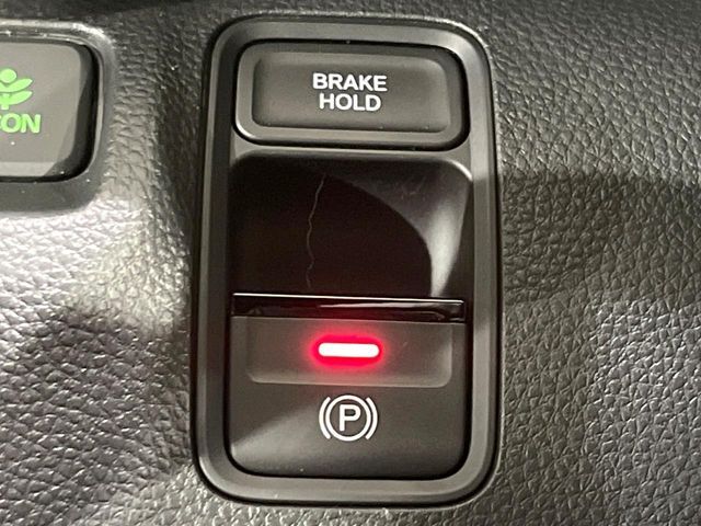 【オートブレーキホールド】信号待ちや渋滞で停車時にブレーキから足を離しても、停止状態を保持してくれます。前進するときはアクセルを踏めば自動で解除されるので安心♪街乗り運転が楽になります♪
