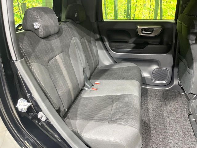 後部座席も気になるようなキズ・汚れやへたり等、大きなダメージはなく、良好な状態です。