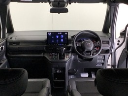 ドライバーを中心に自然に手が届く位置にATセレクトレバーやエアコン、様々な操作スイッチなどを配置、操作性に優れています