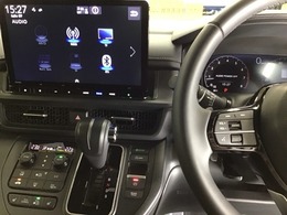 ホンダ純正メモリーナビ搭載なので、遠方へのドライブもお任せ下さい！ステアリング左手側にオーディオ関連のコントロールスイッチを配置しています。操作時は視線を逸らすことなく運転に集中できます