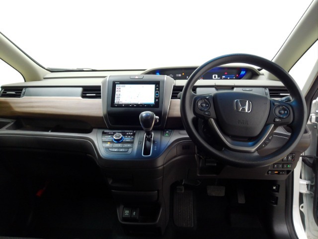 Honda車が初めての方にも扱いやすく分かりやすいインパネ周りと各種スイッチ類です。