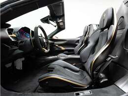 カーボンファイバーレーシングシートが装着されております。