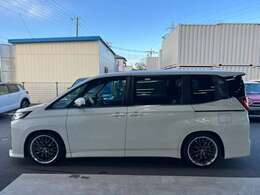 BSM+SEA+FCTA+トヨタチームメイト、寒冷地仕様、ドライビングサポートパッケージ(デジタルインナーミラー+ヘッドアップディスプレイ)、スペアタイヤ、14型後席ディスプレイまで装着済みのフルオプション！