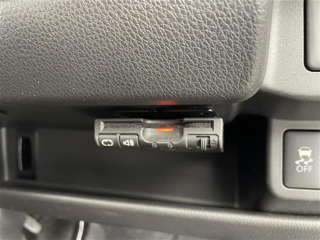 【ETC】有料道路を利用する際に料金所で停止することなく通過できる、ETC車載器（ノンストップ自動料金収受システム機器）が装備されています。セットアップを行うことで利用可能になります。