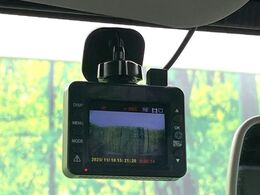 【ドライブレコーダー】安心・安全なカーライフに必須のドライブレコーダーを装備！走行中はもちろん、あおり運転や事故に遭遇した際の状況も映像で記録し、万一のリスクに備えます。