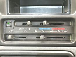 寒い冬も暑い夏も全席に快適な空調を届けてくれる、ダイヤル式エアコンを装備♪