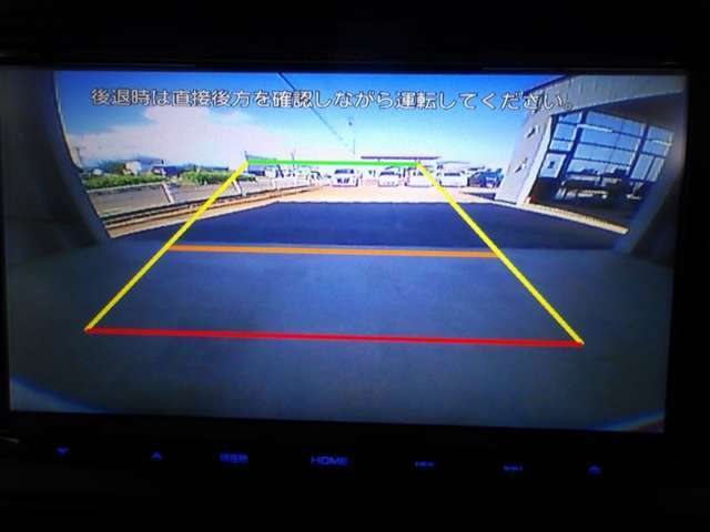 バックモニターで、後方を確認しながら安心して駐車することができます。運転初心者も熟練者も必須の機能ですよ！