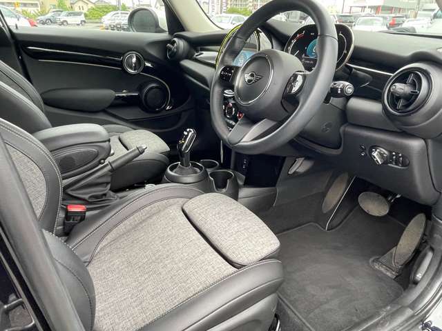 LIBERALAでは多種多様の車種をご用意させていただいております。お客様がご納得いくまで、そのお車の持つ特性を五感すべてで感じ取っていただける場をご提供します。