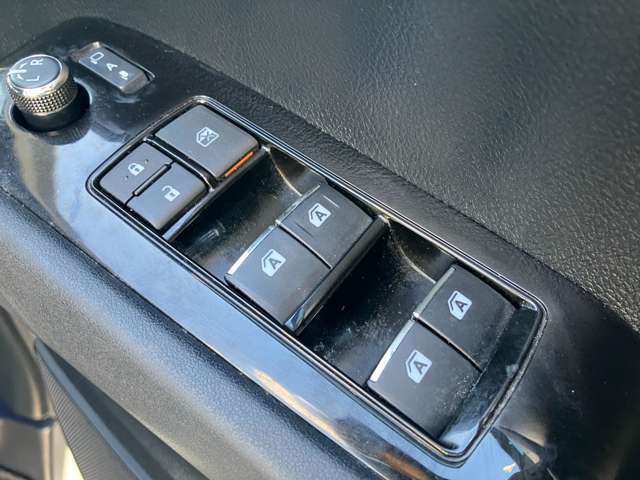 【パワースライドドア】スマートキーや運転席のスイッチでスライドドアの開閉が可能！電動だから力を入れてドアを開ける必要が無く、小さいお子様でも重い荷物を持っている時もラクに開け閉めできます。