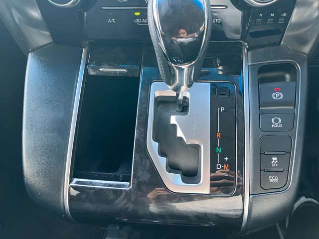 【MTモード付AT】通常は自動でおこなわれる変速（ギアチェンジ）をドライバーの操作によって意図的に変えられるシステムです。より一層普段のドライブをお楽しみいただけます！