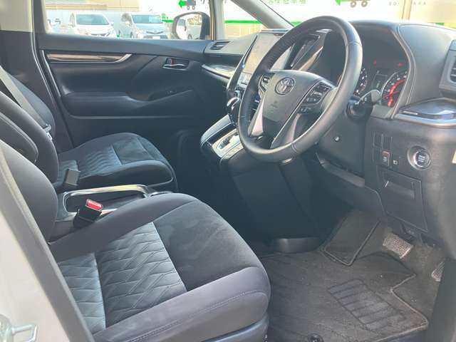 運転席シート廻りは使用感も少なく、良好な状態となっています。