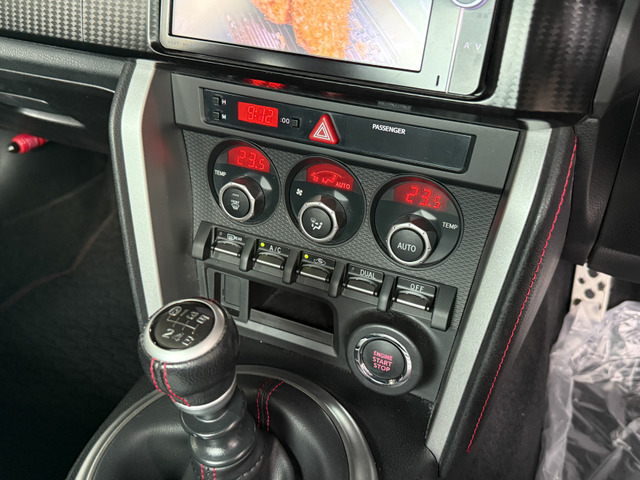 純正ナビ/フルセグ/CD/DVD/Bluetooth　バックカメラ　ETC　スマートキー　プッシュスタート　HIDヘッドライト　フォグライト　純正17AW　サイド・カーテン・リアカーテンSRS　VSC