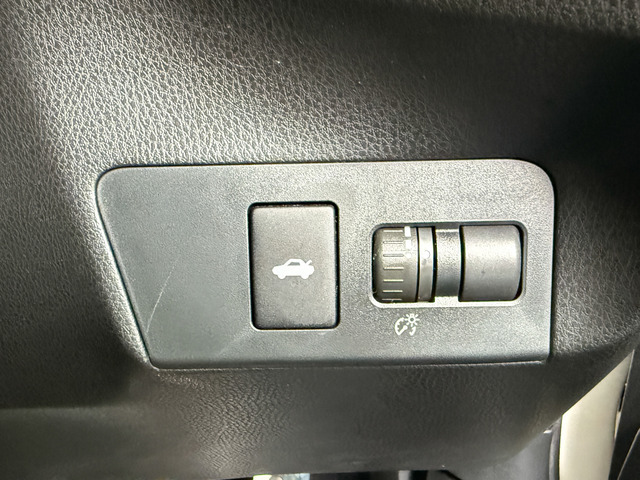 純正ナビ/フルセグ/CD/DVD/Bluetooth　バックカメラ　ETC　スマートキー　プッシュスタート　HIDヘッドライト　フォグライト　純正17AW　サイド・カーテン・リアカーテンSRS　VSC
