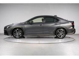 路面を選ばずに高いパフォーマンスを発揮する高性能スポーツセダン。