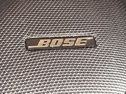 【BOSEサウンドシステム】メーカーオプションの高品位サウンドシステムを搭載。専用のチューニングが施された大小様々なスピーカーから良質なサウンドが奏でられ、臨場感あふれる音響空間を演出します。