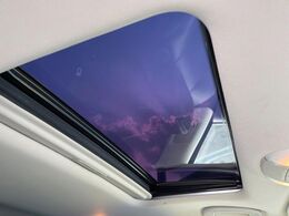 【サンルーフ】開放感たっぷりの希少装備、サンルーフが装着されています！車内に明かりを取り入れたり景色を楽しむ以外にも、車内の空気も簡単に換気できて快適です！