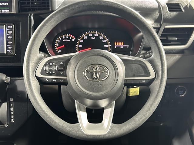 【ステアリング】軽い力で扱いやすいハンドルです。目立つ傷やスレなどなく綺麗な状態です！除菌プランいれていただくとさらに快適に！清潔なお車はお子様にも安心ですね！