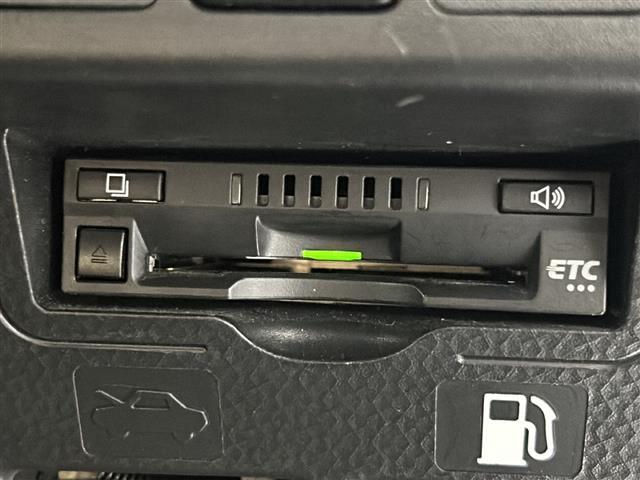 【ETC】有料道路を利用する際に料金所で停止することなく通過できる、ETC車載器（ノンストップ自動料金収受システム機器）が装備されています。セットアップを行うことで利用可能になります。