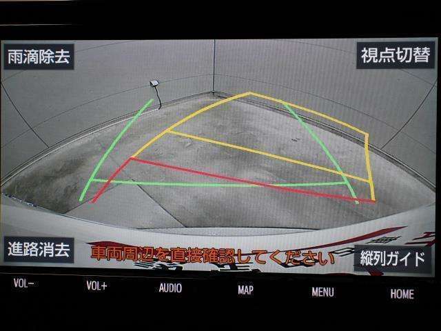 車庫入れや縦列駐車などの際に、後退操作の参考になるガイドラインをモニター画面に表示します。