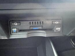 【ETC】有料道路を利用する際に料金所で停止することなく通過できる、ETC車載器（ノンストップ自動料金収受システム機器）が装備されています。セットアップを行うことで利用可能になります。
