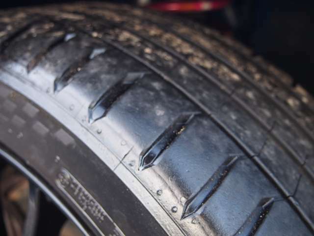 タイヤは22年製ミシュランのパイロットスポーツ5！タイヤの残り溝もまだまだ残っていますので、しばらく交換の必要はございません。