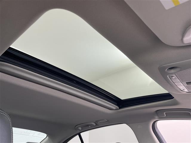 【サンルーフ】解放感溢れるサンルーフ♪車内には爽やかな風や太陽の穏やかな光が差し込みます♪