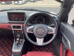 こちらはハンドルの写真です。中古車なので、若干の使用感はありますが、破損、不具合等はありません。ユーザー様から買取した車両を、一台一台チェックして問題のない車両を珪砂しております。ご安心ください。