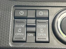 【両側スライドドア】駐車場で隣の車との間隔が狭く乗りにくい時、スライドドアなら安心！ドアオープン時も幅を取らず、開口部が広いので乗り降りがとっても簡単です。大きな荷物の出し入れも後席から可能♪