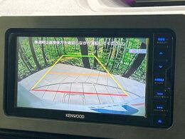 【バックカメラ】駐車時に後方がリアルタイム映像で確認できます。大型商業施設や立体駐車場での駐車時や、夜間のバック時に大活躍！運転スキルに関わらず、今や必須となった装備のひとつです！