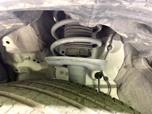 お車を安心してお乗りいただく為には、足回りの定期点検が欠かせません。サービスサポート（有償保証）では無料点検もご提供しており、安心のカーライフをお過ごしいただけるサポート体制が整っています。