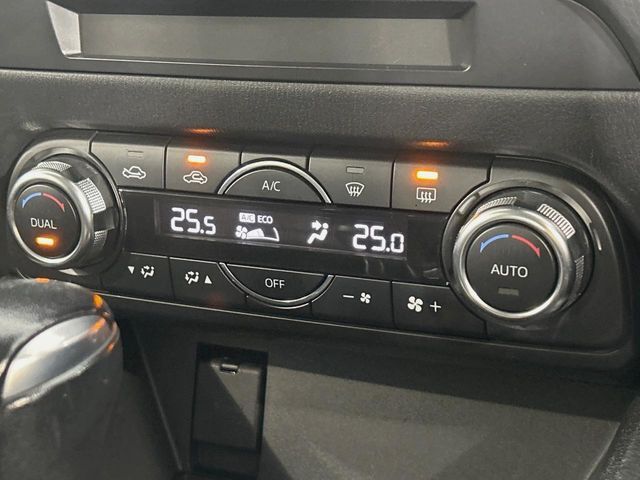 【左右独立型フルオートエアコン】運転席と助手席でそれぞれお好みの温度に設定可能。同乗者にも配慮した、快適な空調をお届け致します。