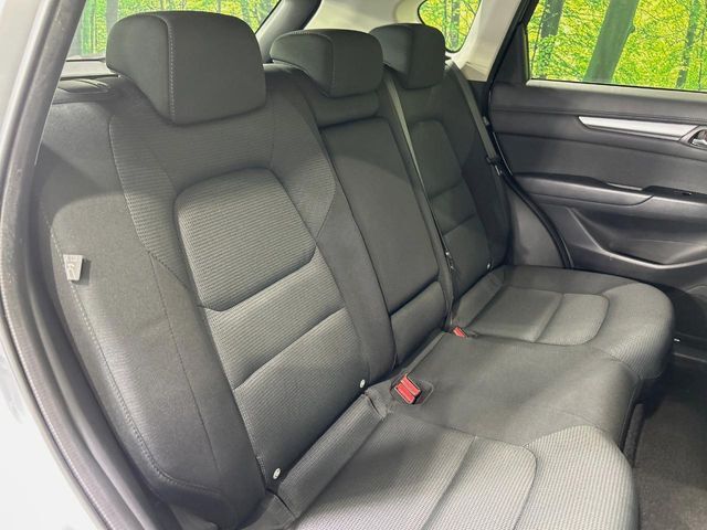 後部座席も気になるようなキズ・汚れやへたり等、大きなダメージはなく、良好な状態です。