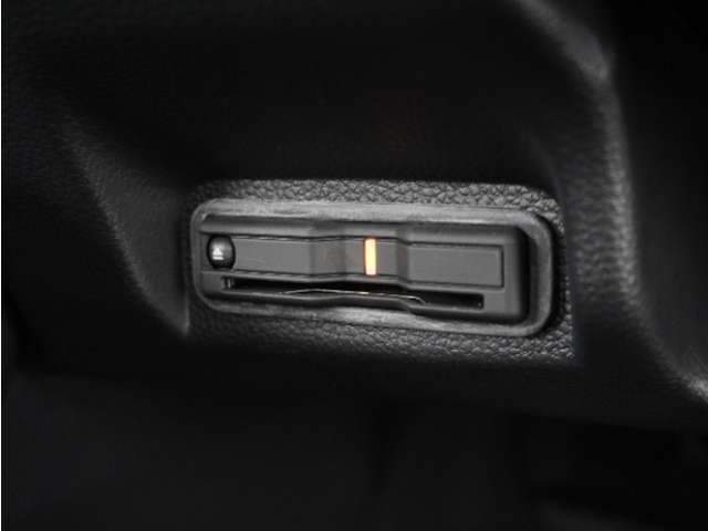 【アダプティブクルーズコントロール】予め設定した車速内でクルマが自動的に加減速。前走車との適切な車間距離を維持しながら追従走行します。【LKAS】車線維持支援システムでステアリング操作を支援。