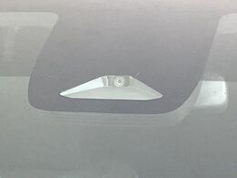 【トヨタセーフティセンス】走行中に前方の車両等を認識し、衝突しそうな時は警報とブレーキで衝突回避と被害軽減をアシスト。より安全にドライブをお楽しみいただけます。
