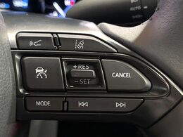 【レーダークルーズコントロール】高速道路での長距離走行が楽に！！自動で速度を保つクルーズコントロールが、衝突軽減システムと連携し、前方の車両を感知して車間を保つように速度調節してくれます！！