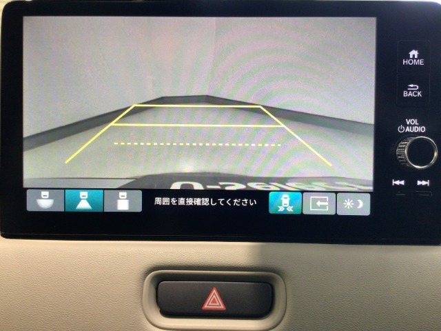 【バックカメラ】運転が苦手な方も車庫入れラクラクです！ギアをリバースに入れれば自動的に切り換わりますので、面倒な操作は不要です♪狭い駐車場もお車を傷つけず安心ですね！