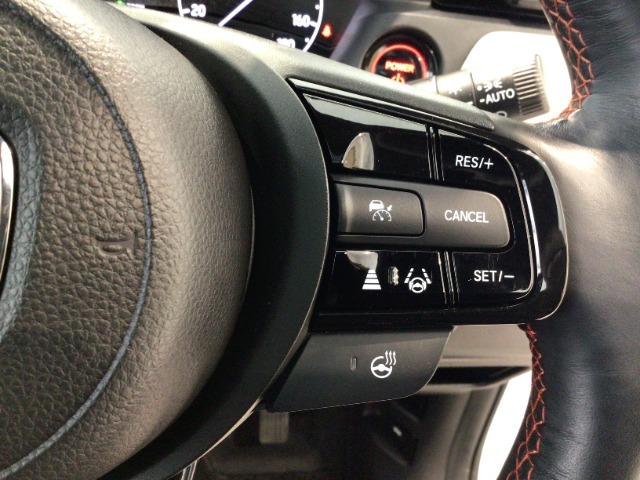 【アダプティブ・クルーズ・コントロール】予め設定した車速内でクルマが自動的に加減速。 前走車との適切な車間距離を維持しながら追従走行し、高速道路でのドライバーの疲労を軽減してくれる嬉しい機能付♪