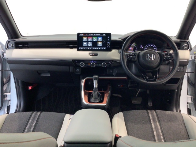 【前方視界】開放的な前方視界！運転がしやすく疲れにくいです♪窓が大きく、見通しがとっても良いおクルマですよ♪
