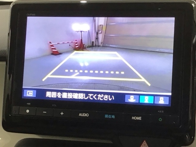 リバースギアに入れるだけで後方の表示へ切り替わります。夜間や雨の日の駐車も楽になりますよ。