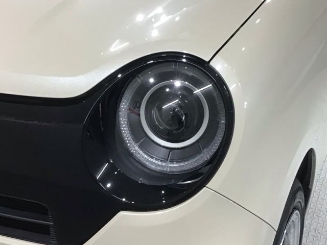 LEDヘッドライトは、点灯の瞬間から最大光量を発揮し、突然暗くなるトンネルなどでの安定感を高めます。