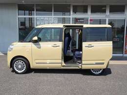 スイッチひとつでスライドドアが自動解錠、自動オープン。（片側電動スライドドア）