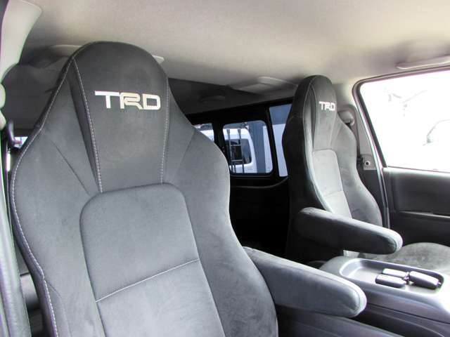 【5型2.8ディーゼル4WD寒冷地】スーパーGL　パール　TSS衝突軽減　TRDスポーツバケットシート＆バンパーガード＆赤マッドフラップ　カロッツェリアBtオーディオフルセグナビ
